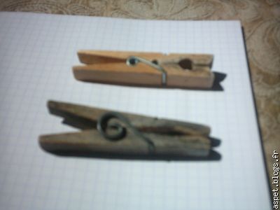 une ancienne et une récente pince à linge  en bois